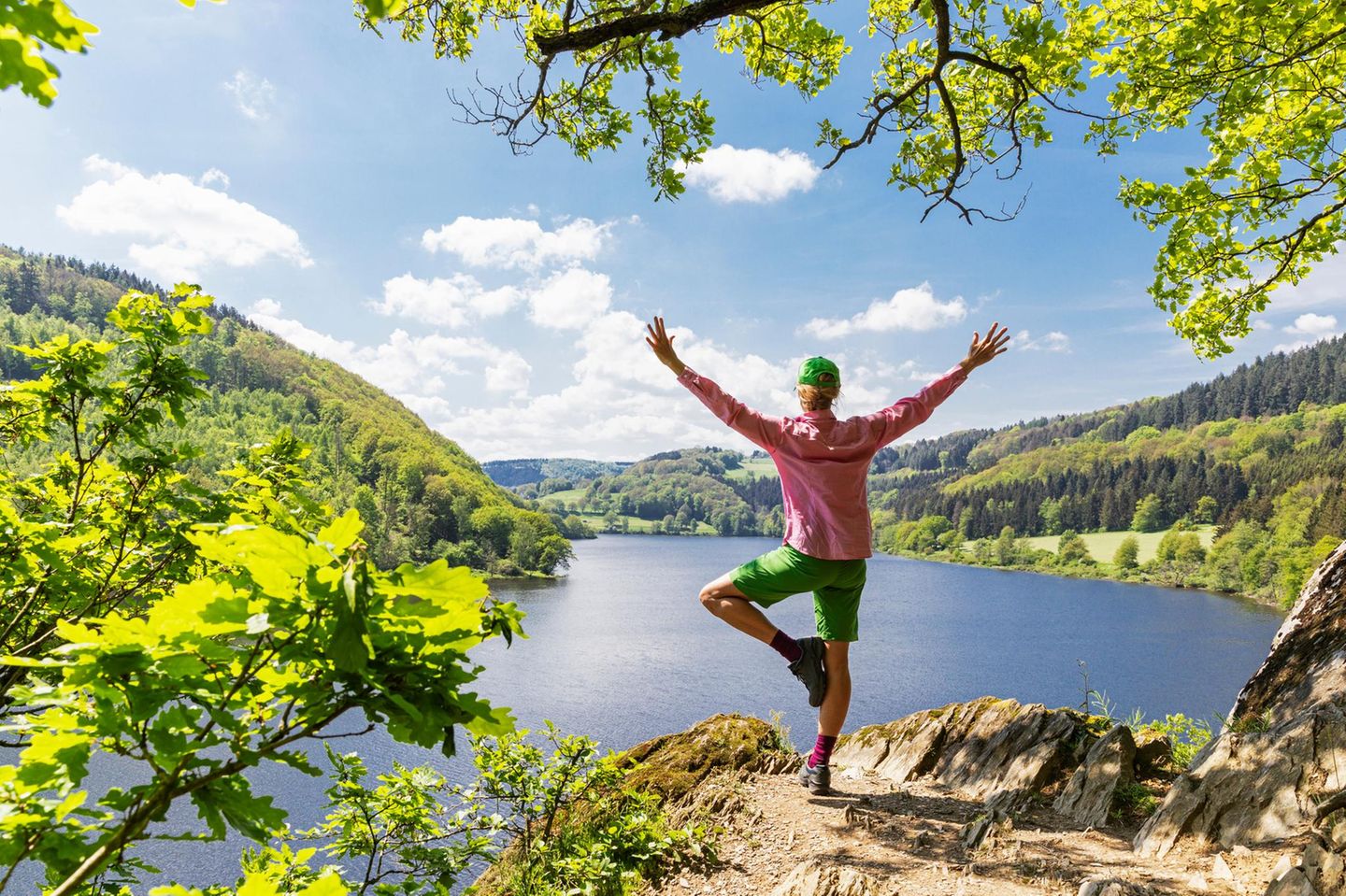 Eine Frau schaut auf den Obersee hinunter