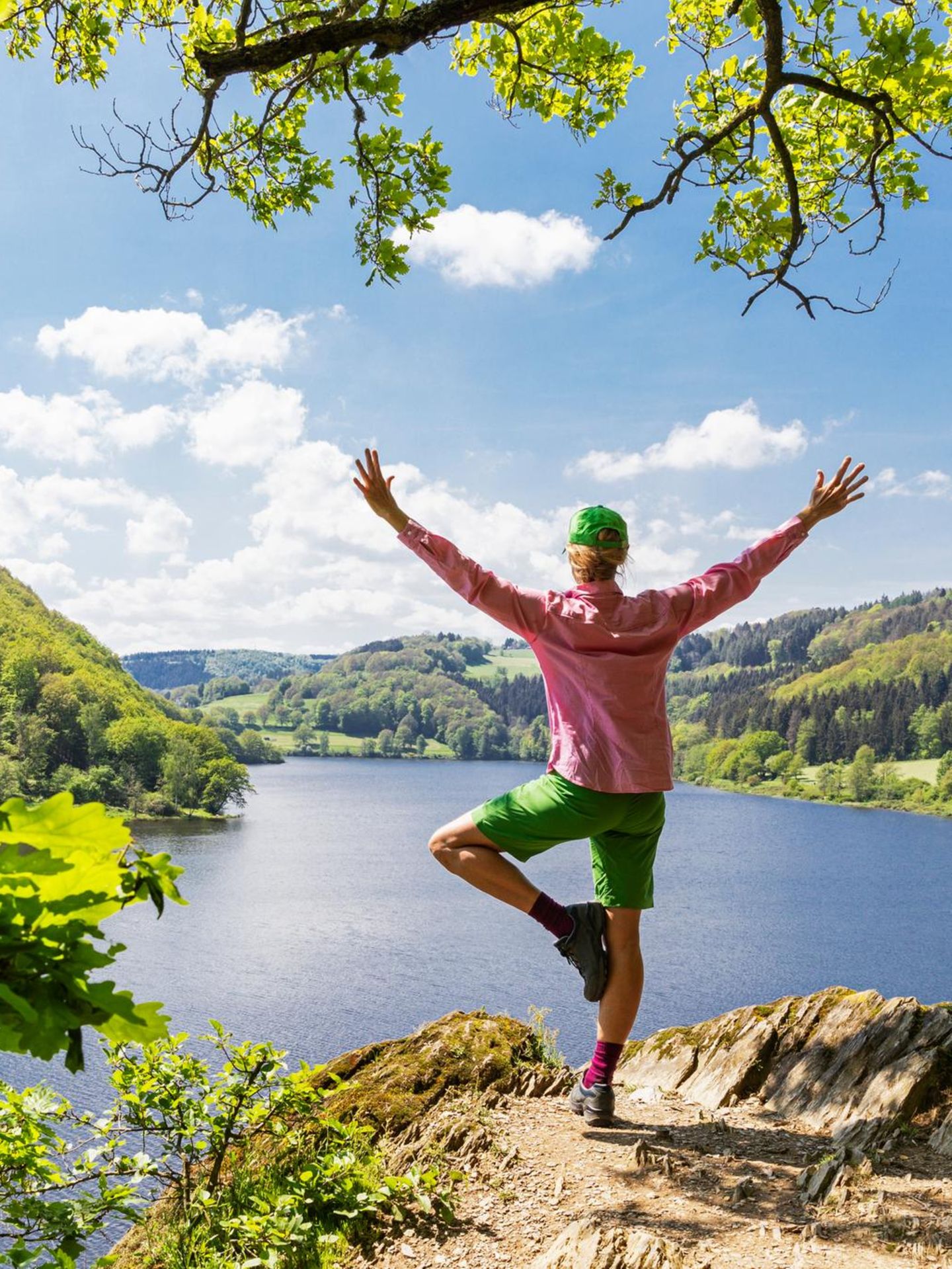 Eine Frau schaut auf den Obersee hinunter