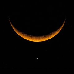 Planet Venus unterhalb der Mondsichel