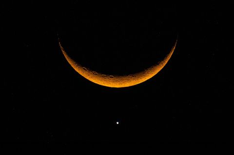 Planet Venus unterhalb der Mondsichel