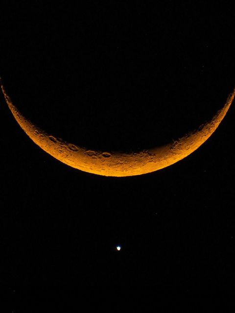 Planet Venus unterhalb der Mondsichel