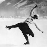 Die österreichische Eiskunstläuferin Herma Szabó tanzt auf dem Eis in Chamonix