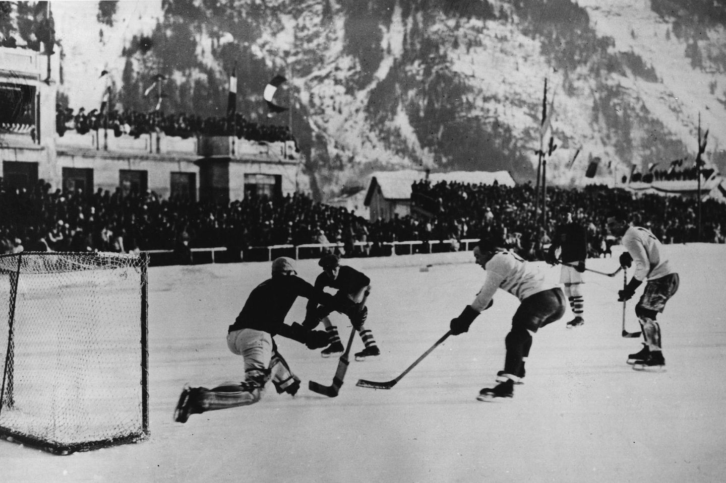 Ein Eishockey-Spiel der Kanadier gegen die USA während der Spiele in Chamonix