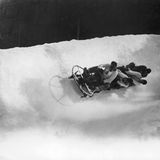 Der britische Viererbob saust durch eine Kurve bei den Spielen in Chamonix 1924