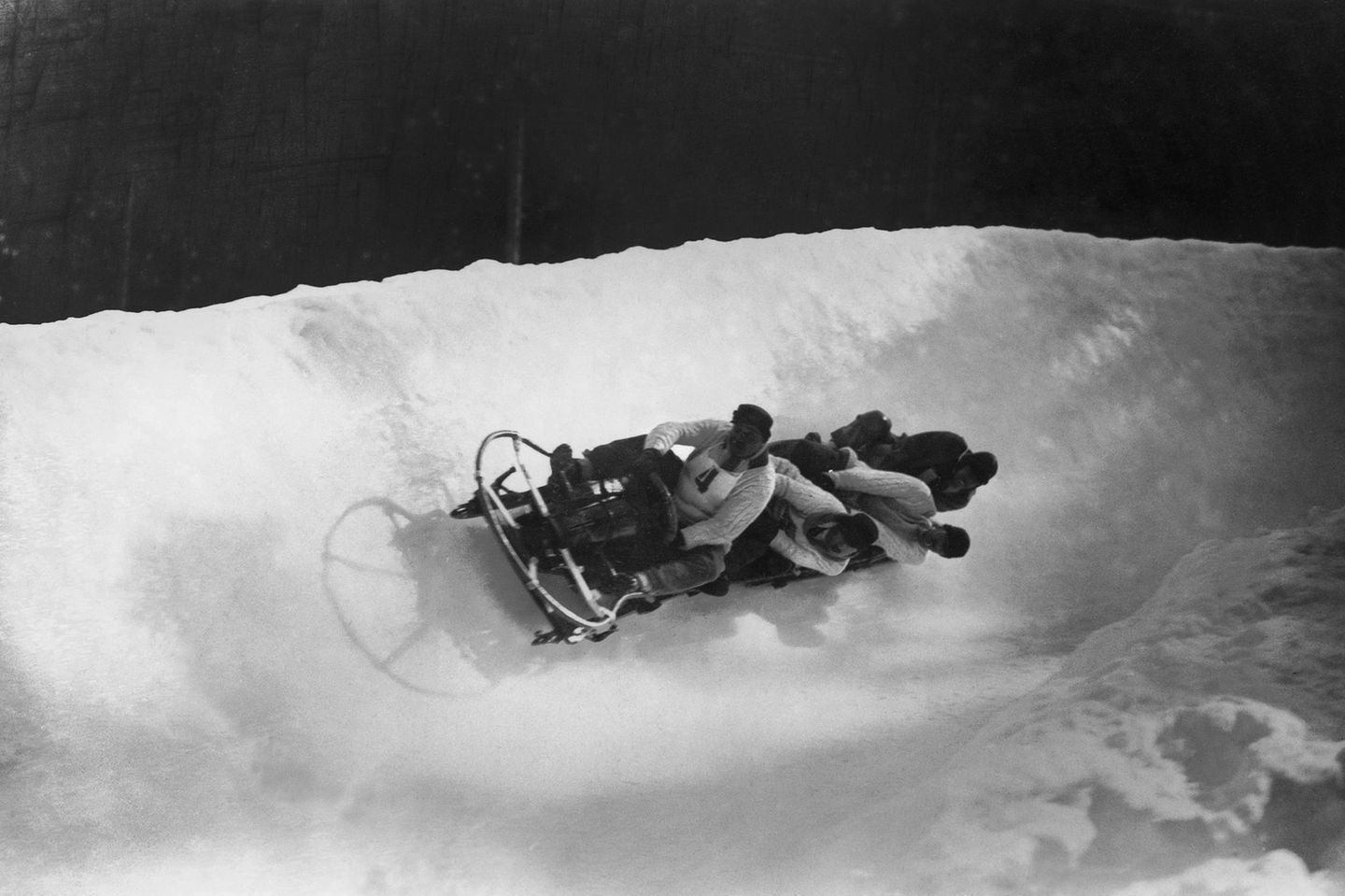 Der britische Viererbob saust durch eine Kurve bei den Spielen in Chamonix 1924