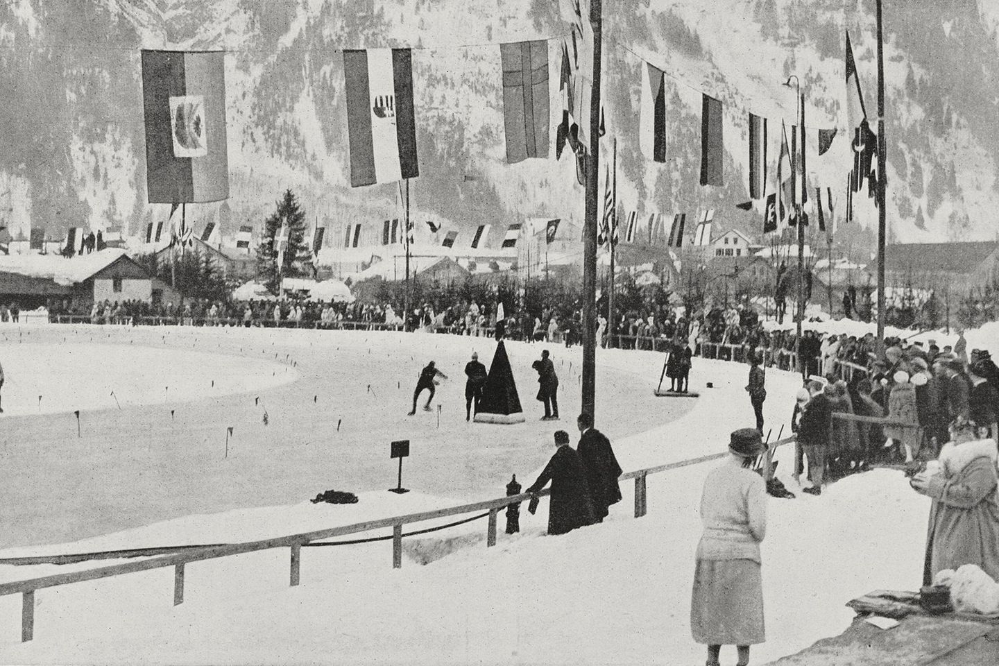 Der Start des 10.000-Meter-Eisschnelllaufs bei den Olympischen Winterspielen in Chamonix