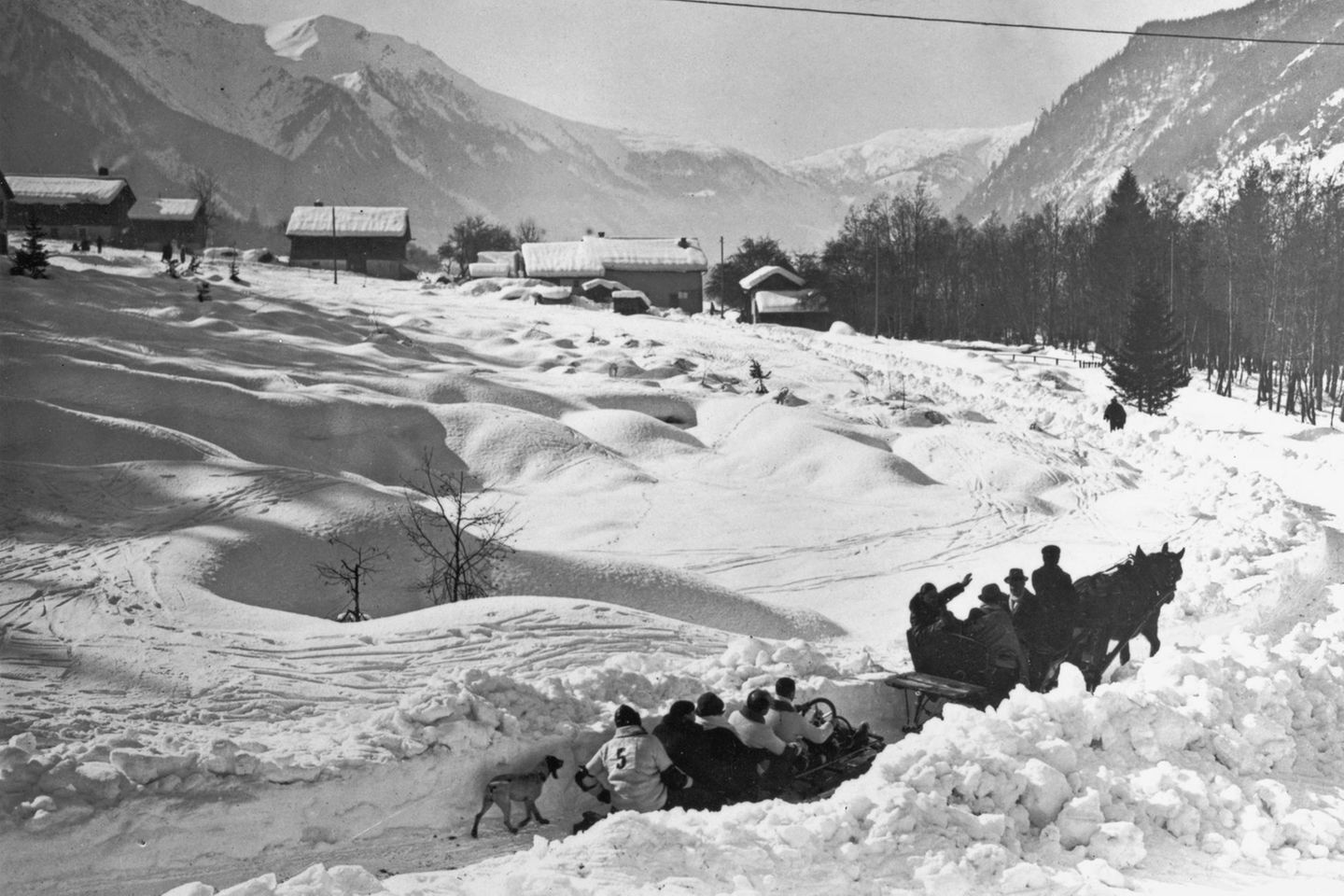 Bei den Olympischen Winterspielen 1924 werden die Bobfahrer zum Wettkampfort kutschiert