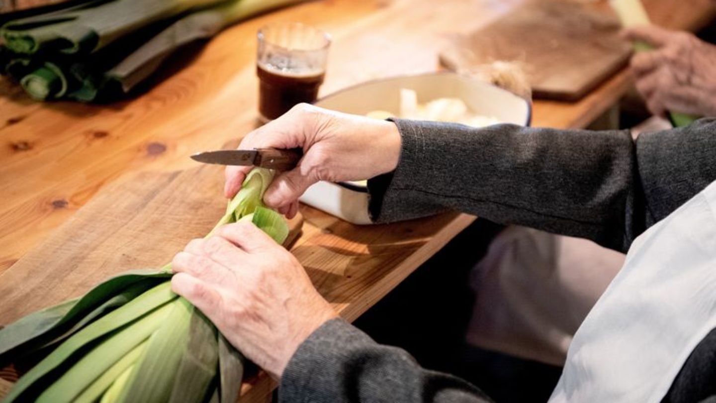 Bei drohendem Untergewicht helfen gesunde Nährstoffe - und das gemeinsame Kochen und Essen mit Familie oder Freunden. Foto: Zach