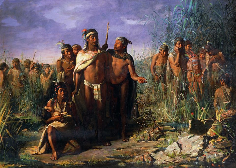 Menschen des indigenen lateinamerikanischen Volkes der Mexica gehen durch Schilf