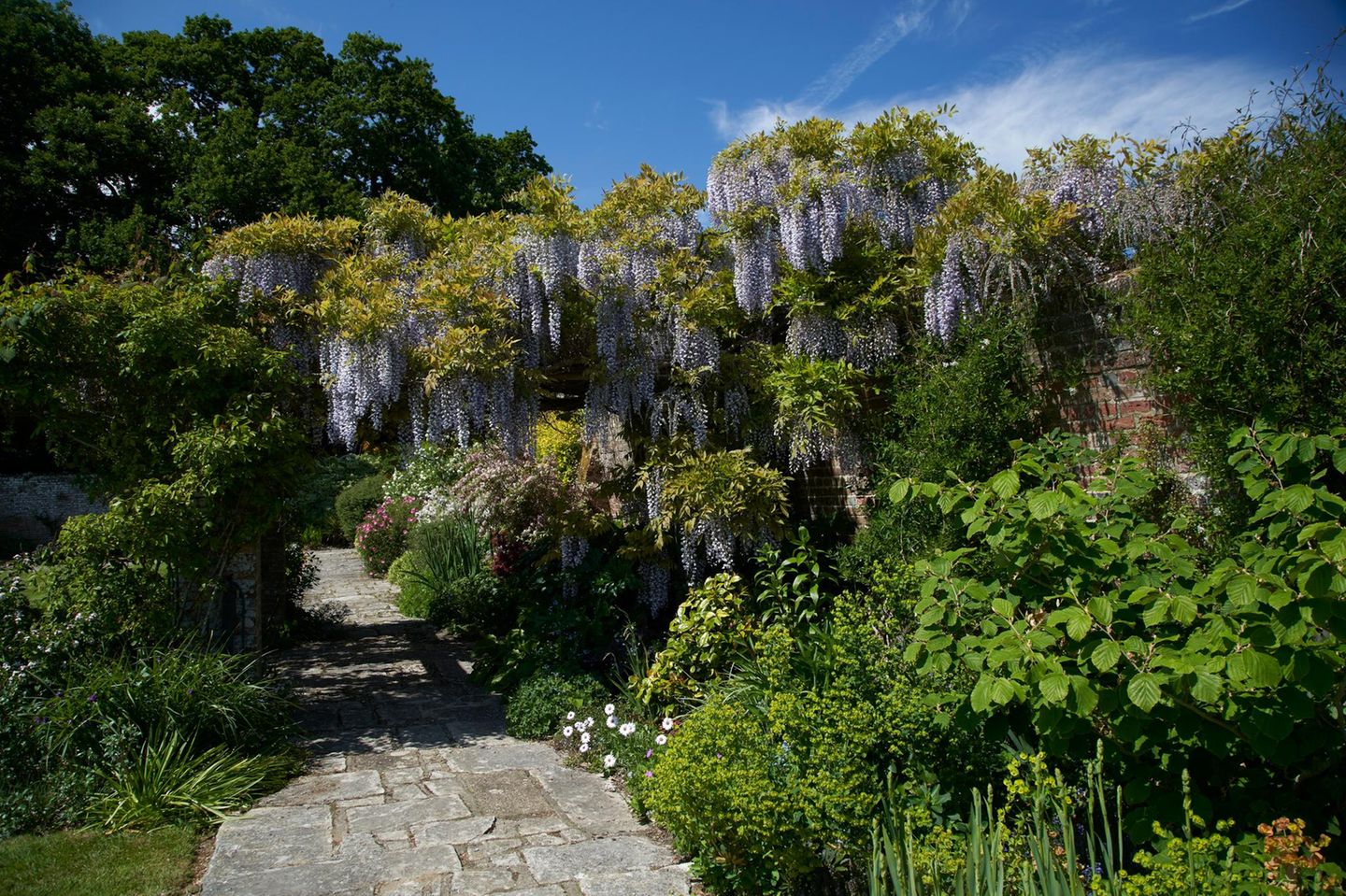 Im Herzen der englischen Grafschaft Kent liegt Great Maytham Hall, ein verwunschener Garten, umgeben von hohen Mauern und dichtem Grün. Genau hier schöpfte Frances Hodgson Burnett die Inspiration zu ihrem Kinderbuch "Der geheime Garten". Der Protagonistin gefiel es, "dass niemand wusste, wo sie war, wenn seine herrlichen alten Mauern sie umschlossen."