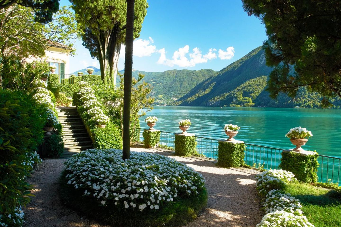 Dieses malerische Anwesen an den Ufern des Luganer Sees dürfte Millionen italienischen Leserinnen und Lesern als "Entschwundene kleine Welt" ans Herz gewachsen sein. Der gleichnamige Roman von Antonio Fogazzaro erschien 1895. Nachdem der Autor die Villa am See geerbt hatte, verbrachte er dort stets die Sommermonate. Heute sorgt die Stiftung Fondo Ambiente Italiano (FAI) für den Erhalt des Gartens.