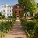 In Weimar, hinter Goethes Wohnhaus am Frauenplan, öffnet sich ein stiller Garten. Zwischen akkurat angelegten Rabatten führt ein schmaler Weg zu einem Steinpavillon, wo der Dichter seine Mineraliensammlung aufbewahrte. Die Rabatten selbst nutzte er für botanische Experimente, denn sein Blick auf die Natur war nicht nur ein poetischer, sondern auch ein wissenschaftlicher. 
