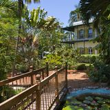 Im Süden Floridas, auf der Insel Key West, schuf Ernest Hemingway mit seiner Frau Pauline Pfeiffer ein tropisches Refugium. Den Garten gestalteten die Hemingways mit karibischen Pflanzen, später ließen sie auf dem Anwesen einen großen Swimmingpool ausheben. Heute leben hier zahlreiche Nachfahren der weißen Katze Snow White, die Hemmingway einst von einem Kapitän bekommen hatte.