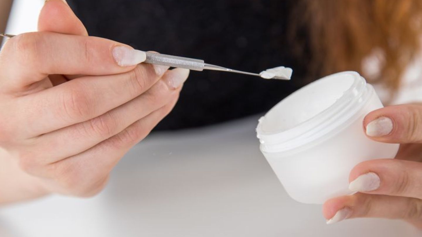Besser Spatel statt Finger! So bleibt die Creme länger frisch und Keime haben keine Chance. Foto: Christin Klose/dpa-tmn