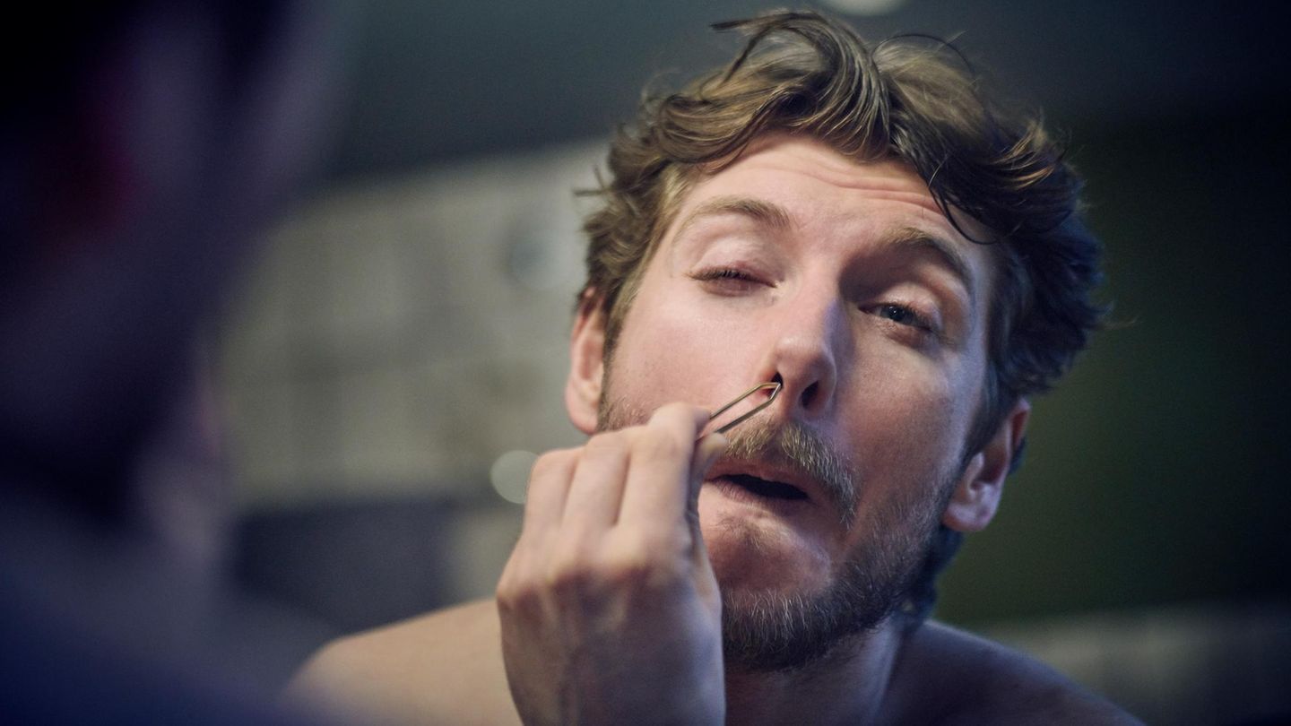 Das Ausreißen von Nasenhaaren hält länger vor als Trimmen, birgt aber Infektionsrisiken. Nachwachsen werden sie sowieso, weil der Körper es ab einem gewissen Alter offenbar so will