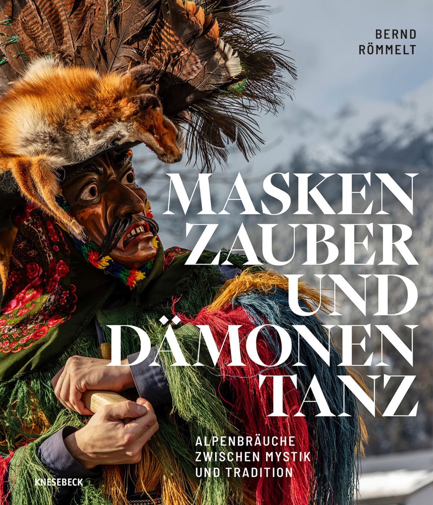 Der Münchener Ethnologe und Fotograf Bernd Römmelt wurde für seine Natur- und Landschaftsbilder schon vielfach ausgezeichnet. Im Bildband "Maskenzauber und Dämonentanz – Alpenbräuche zwischen Mystik und Tradition" widmet er sich nun der kulturellen Vielfalt der Bergwelt: In faszinierenden Aufnahmen hat er 35 alpine Fastnachtstraditionen dokumentiert (Knesebeck Verlag, 264 Seiten, 40 Euro).