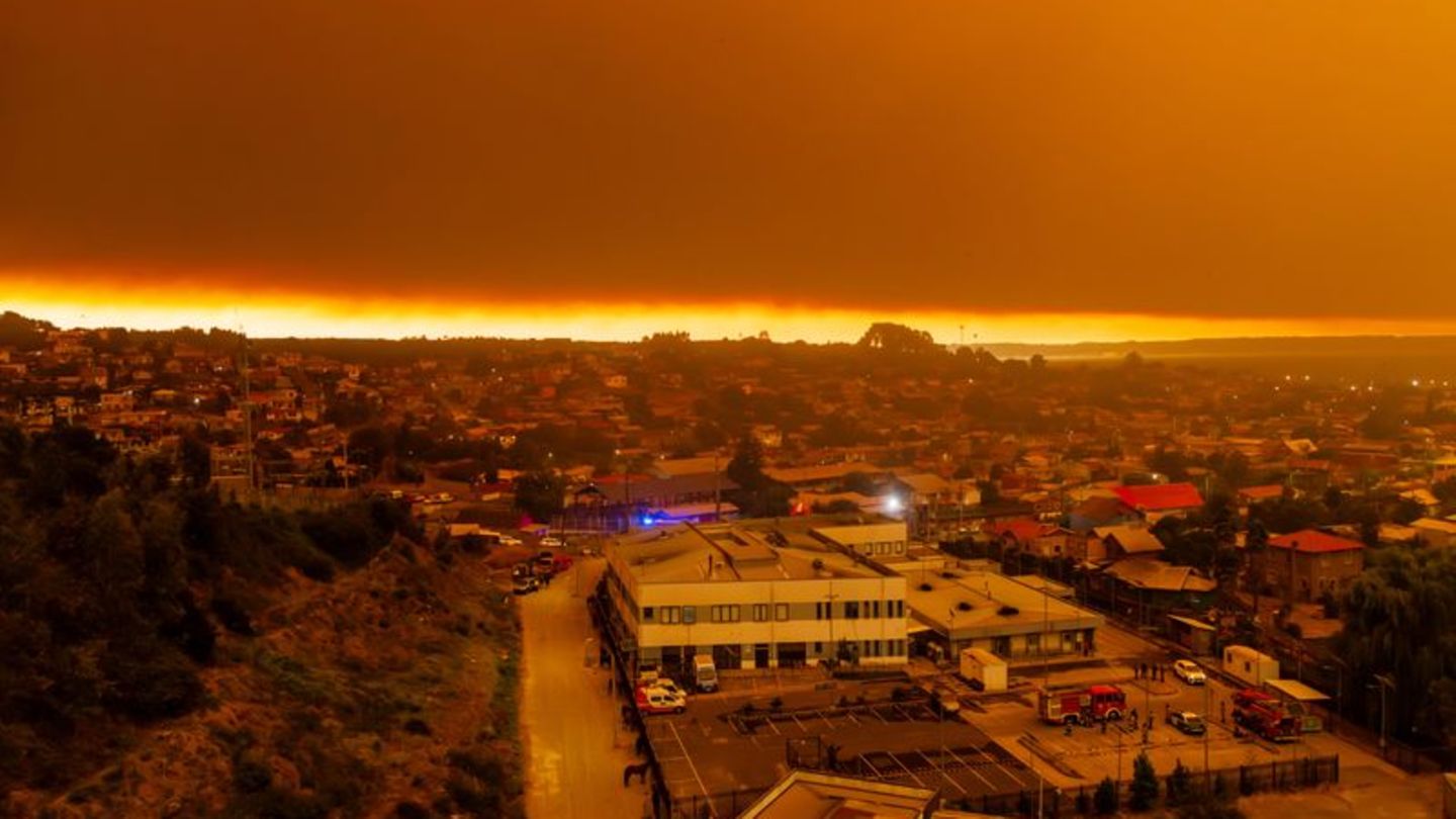 Waldbrände bei Sonnenaufgang in der Nähe von Lirquen in Chile. Foto: Javier Torres/AP/dpa