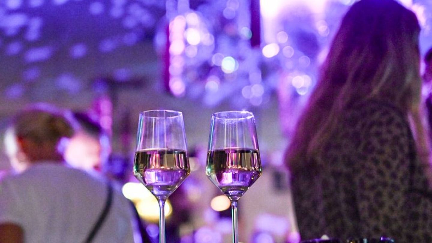 Besser nicht unbeaufsichtigt stehen lassen: Getränke in einem Nachtclub. Foto: Jens Kalaene/dpa/dpa-tmn