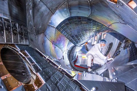 Die Versuchsanlage Wendelstein 7-X in Greifswald erschafft leistungsstarke Plasmen. Auch wegen ihr träumt die Bundesregierung von einer Weltmarktführerschaft im Bereich Kernfusion