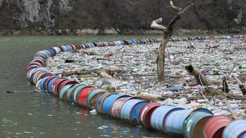 Bosnien : Sogar aus dem All sichtbar: Fluss Dirna erstickt im Abfall