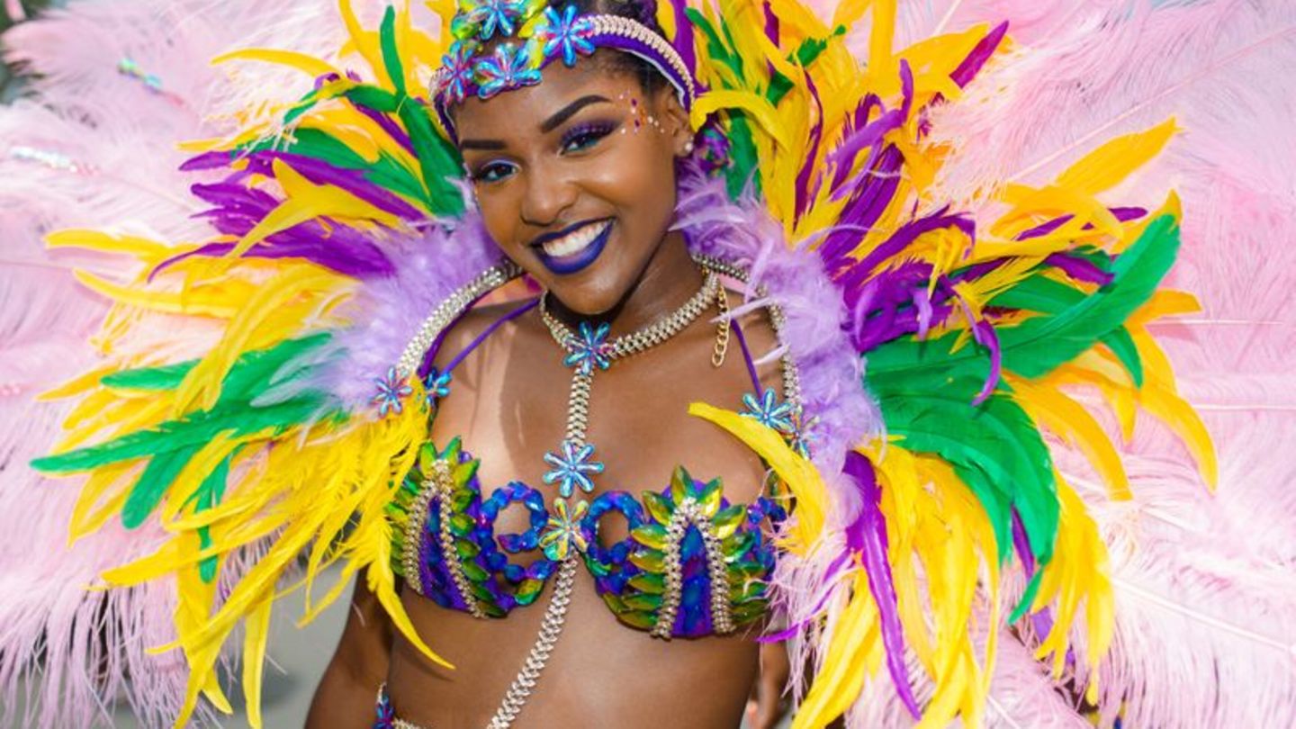 Bunt geschmückt und gut gelaunt: Karnevalistin in Sint Maarten. Foto: St. Martin Tourism Bureau/dpa-tmn