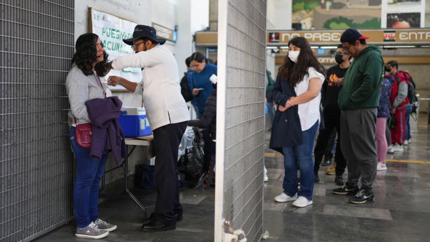 Selbst in U-Bahn-Stationen wird geimpft: Schutz vor Masern in Mexiko. Foto: Eduardo Verdugo/AP/dpa