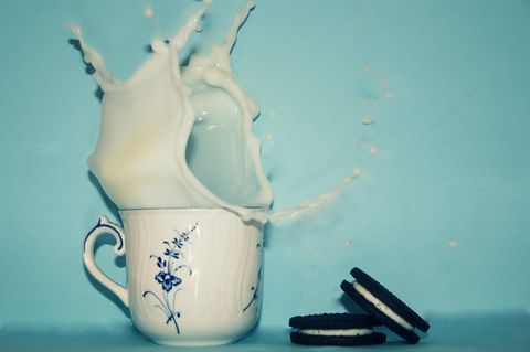 Spritzende Milch aus einer Tasse