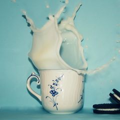 Spritzende Milch aus einer Tasse