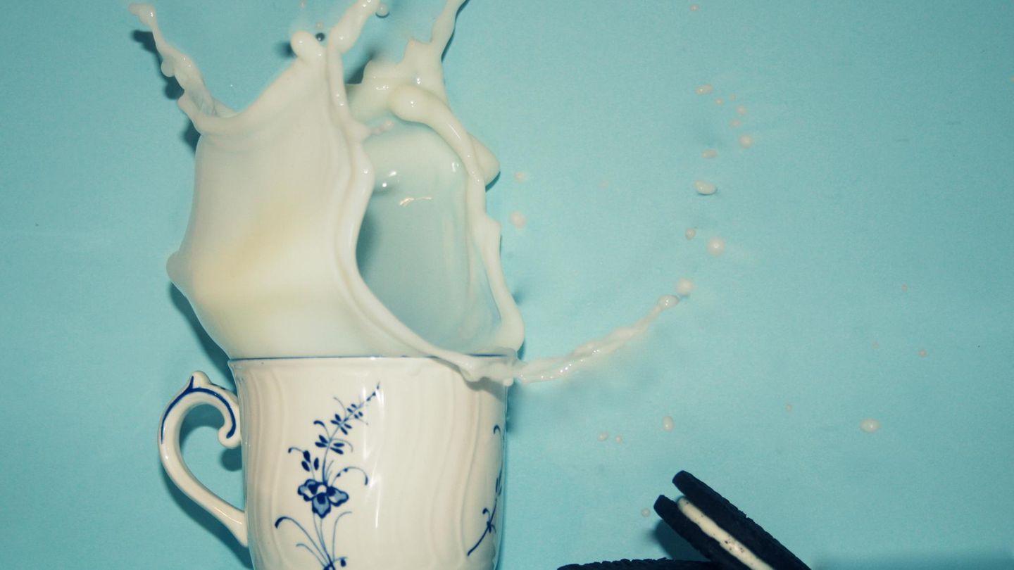 Spritzende Milch aus einer Tasse