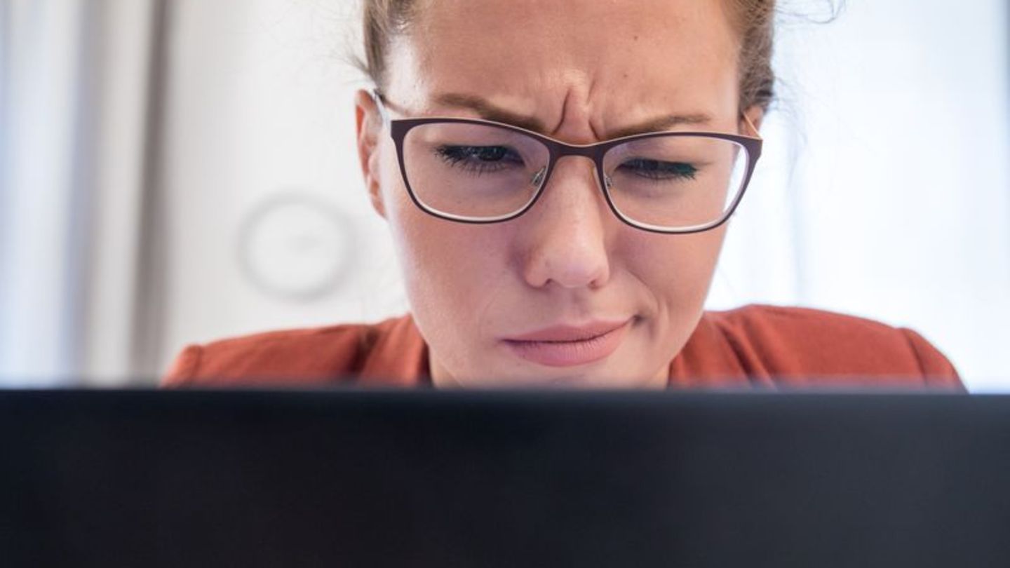 Besonders günstige Preise und fehlende Kontaktdaten sind häufige Warnsignale für betrügerische Urlaubsangebote. Foto: Christin K