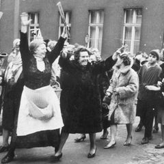 Verkleidete Frauen während des Weiberfastnachtumzuges in Bonn-Beuel