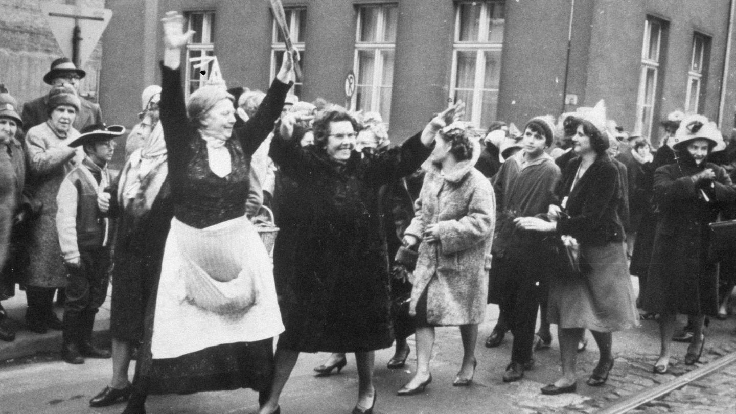 Verkleidete Frauen während des Weiberfastnachtumzuges in Bonn-Beuel