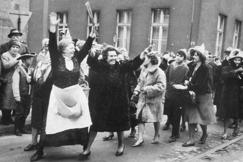 Verkleidete Frauen während des Weiberfastnachtumzuges in Bonn-Beuel