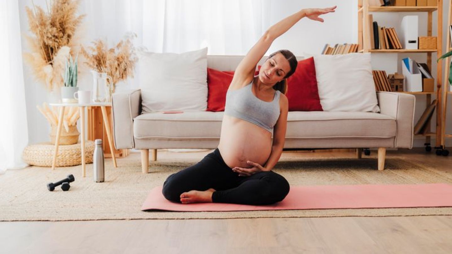 Stärkt den Rücken, bringt den Kopf zur Ruhe: Yoga gilt als ideale Sportart für die Schwangerschaft. Foto: Eva Blanco/Westend61/d