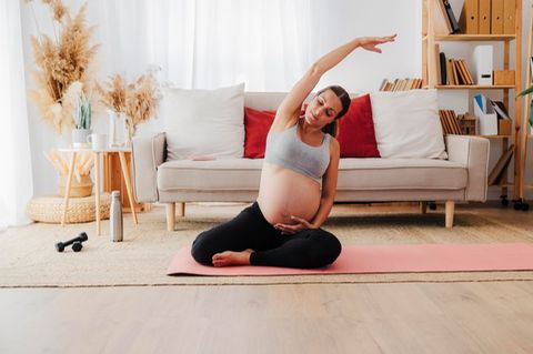 Stärkt den Rücken, bringt den Kopf zur Ruhe: Yoga gilt als ideale Sportart für die Schwangerschaft. Foto: Eva Blanco/Westend61/d