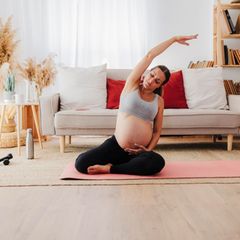 Stärkt den Rücken, bringt den Kopf zur Ruhe: Yoga gilt als ideale Sportart für die Schwangerschaft. Foto: Eva Blanco/Westend61/d