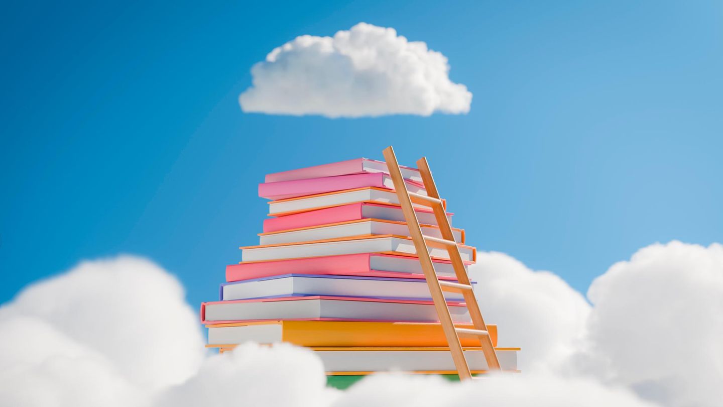 Eine Leiter führt im Traum auf einem Bücherstapel nach oben