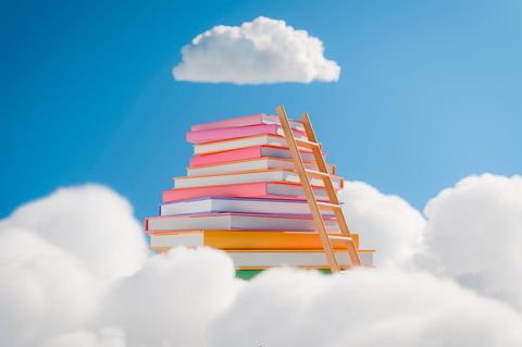 Eine Leiter führt im Traum auf einem Bücherstapel nach oben