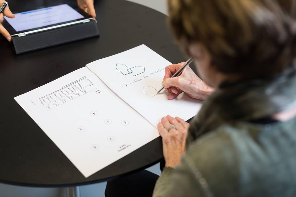 Eine Person füllt einen Test aus