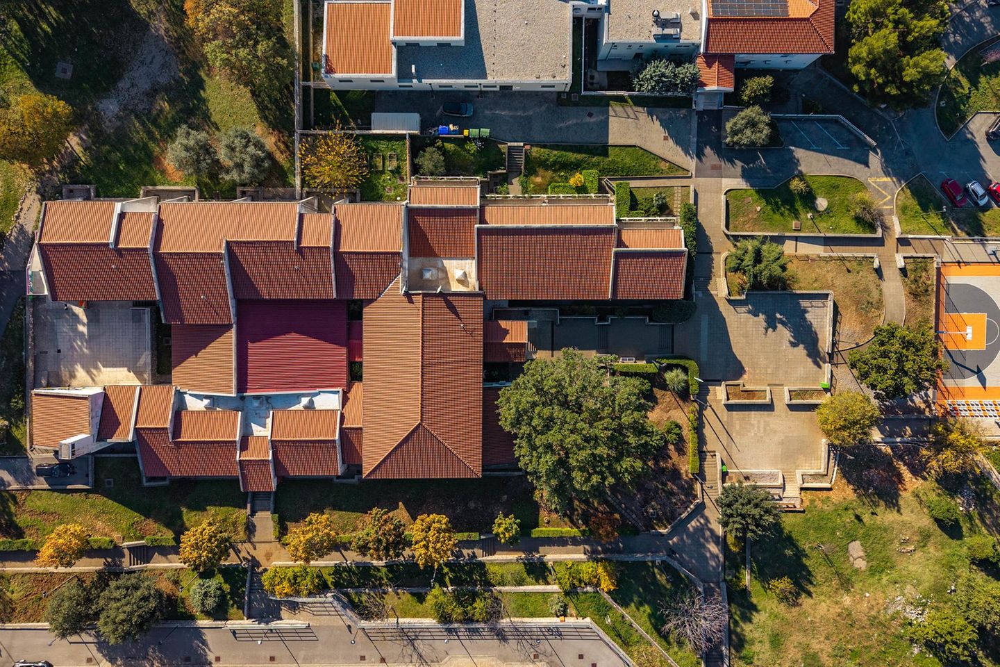 Eine Draufsicht auf einen Park und ein Wohngebiet in Kostrena