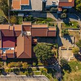 Eine Draufsicht auf einen Park und ein Wohngebiet in Kostrena