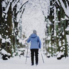 Frau fährt Langlauf in Berlin
