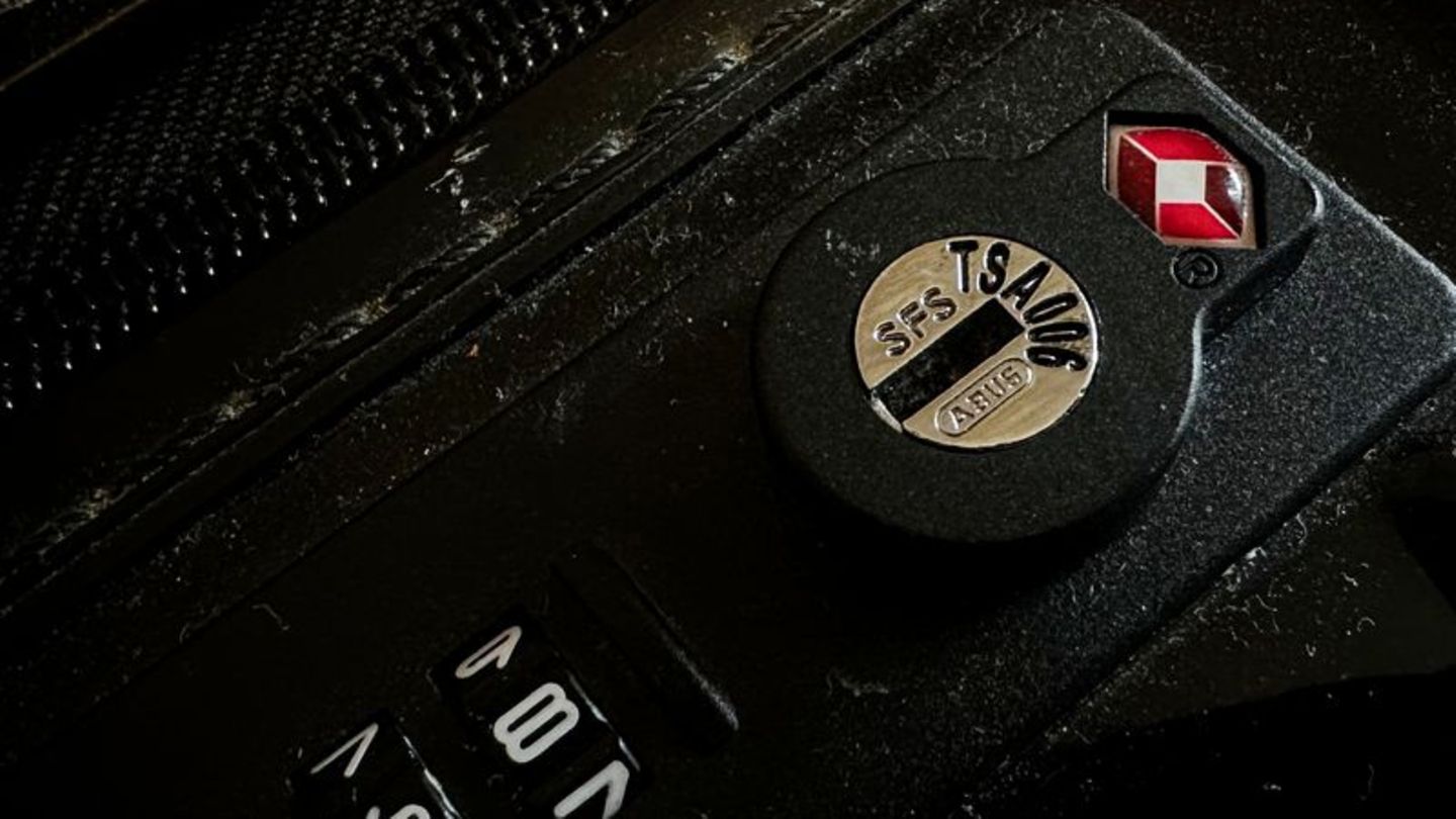 Zu erkennen am roten Rauten-Symbol: TSA-Schlösser lassen sich vom Sicherheitspersonal an vielen Flughäfen gewaltfrei öffnen - fa