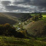 Blick ins Tal mit einem Fluss
