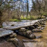 Eine Brücke aus Steinen über dem Fluss Barle