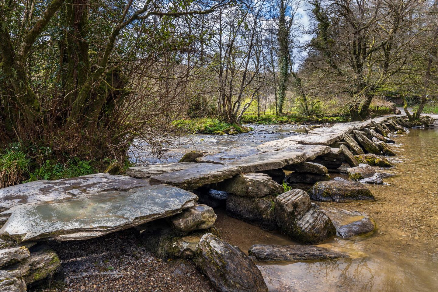 Eine Brücke aus Steinen über dem Fluss Barle