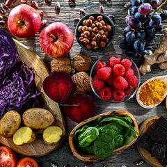 Eine Auswahl an Obst, Gemüse, Nüssen und Gewürzen