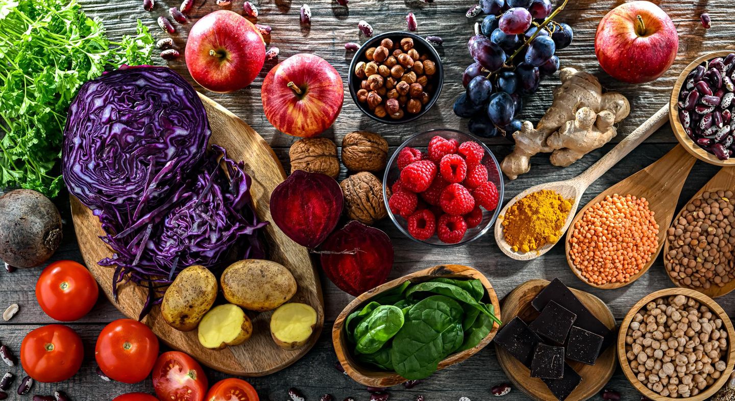 Eine Auswahl an Obst, Gemüse, Nüssen und Gewürzen