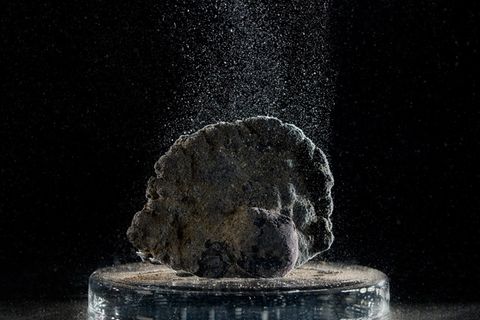 Forschende verdächtigen polymetallische Knollen, die sich über Jahrmillionen im pazifischen Ozean gebildet haben. 2024 maß ein Team überraschend hohe Konzentrationen des Gases am Grund der rohstoffreichen Clarion-Clipperton-Zone. Seither rätseln sie über den Ursprung des "dunklen Sauerstoffs". Durch Photosynthese kann er sich nicht bilden, denn kein Sonnenlicht dringt in solche Tiefen vor. Aber womöglich befeuern die Metallknollen seine chemische Entstehung: Bestandteile wie Kobalt und Mangan könnten die Spaltung von Wassermolekülen in Wasserstoff und Sauerstoff unterstützen.   Um der Sache auf den Grund zu gehen, will das Team unter der Leitung von Andrew K. Sweetman, Meeresboden-Ökologe der Scottish Association for Marine Science in Oban, Großbritannien, im Mai erneut eine Expedition wagen. Die Forschenden werden Proben entnehmen und nach ihrer Rückkehr die Bedingungen der Tiefsee im Labor nachstellen. Dabei setzen sie Aquarien wie dieses hier unter einen Druck von 400 Atmosphären. Sie wollen Mikroben und Mineralien mikroskopieren und kleinste Spannungsunterschiede messen, um Hinweise auf die mögliche Wasserspaltung zu erhaschen. Die Forschung ist wichtig, um das marine Ökosystem vor den Folgen des geplanten Tiefseebergbaus zu schützen, der es auf die Schwermetalle abgesehen hat  KW07