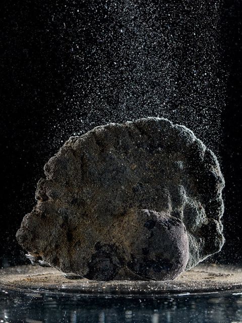 Forschende verdächtigen polymetallische Knollen, die sich über Jahrmillionen im pazifischen Ozean gebildet haben. 2024 maß ein Team überraschend hohe Konzentrationen des Gases am Grund der rohstoffreichen Clarion-Clipperton-Zone. Seither rätseln sie über den Ursprung des "dunklen Sauerstoffs". Durch Photosynthese kann er sich nicht bilden, denn kein Sonnenlicht dringt in solche Tiefen vor. Aber womöglich befeuern die Metallknollen seine chemische Entstehung: Bestandteile wie Kobalt und Mangan könnten die Spaltung von Wassermolekülen in Wasserstoff und Sauerstoff unterstützen.   Um der Sache auf den Grund zu gehen, will das Team unter der Leitung von Andrew K. Sweetman, Meeresboden-Ökologe der Scottish Association for Marine Science in Oban, Großbritannien, im Mai erneut eine Expedition wagen. Die Forschenden werden Proben entnehmen und nach ihrer Rückkehr die Bedingungen der Tiefsee im Labor nachstellen. Dabei setzen sie Aquarien wie dieses hier unter einen Druck von 400 Atmosphären. Sie wollen Mikroben und Mineralien mikroskopieren und kleinste Spannungsunterschiede messen, um Hinweise auf die mögliche Wasserspaltung zu erhaschen. Die Forschung ist wichtig, um das marine Ökosystem vor den Folgen des geplanten Tiefseebergbaus zu schützen, der es auf die Schwermetalle abgesehen hat  KW07